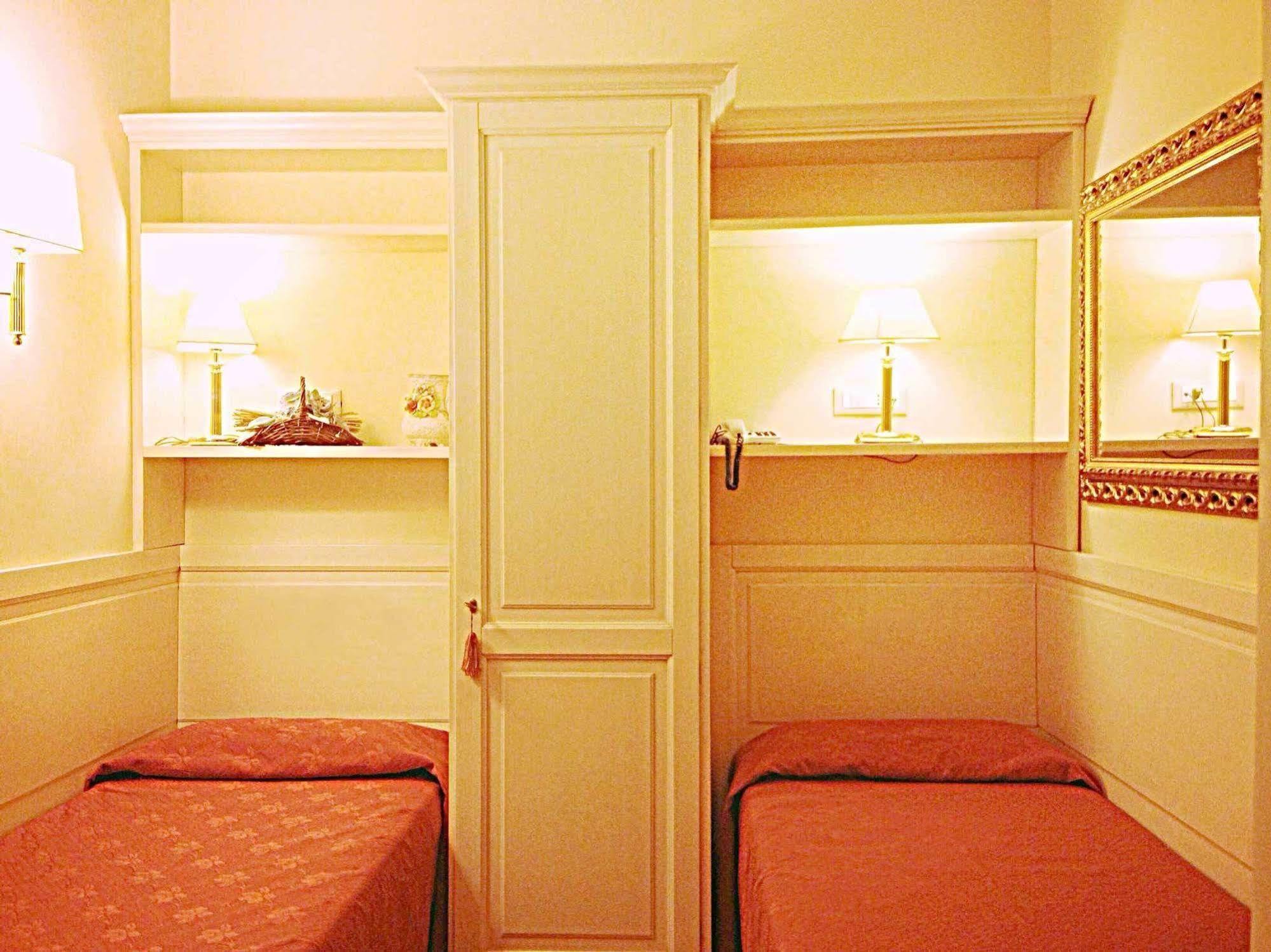 Bed and Breakfast Residenza Domiziano Рим Экстерьер фото